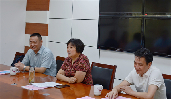 市人大常委会副主任司敏一行慰问皖西中学优秀教师代表